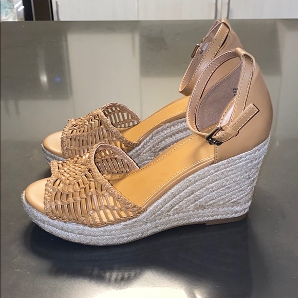 New Woman’s A.N.A. Wedge Sandals in Tan. - Picture 4 of 8